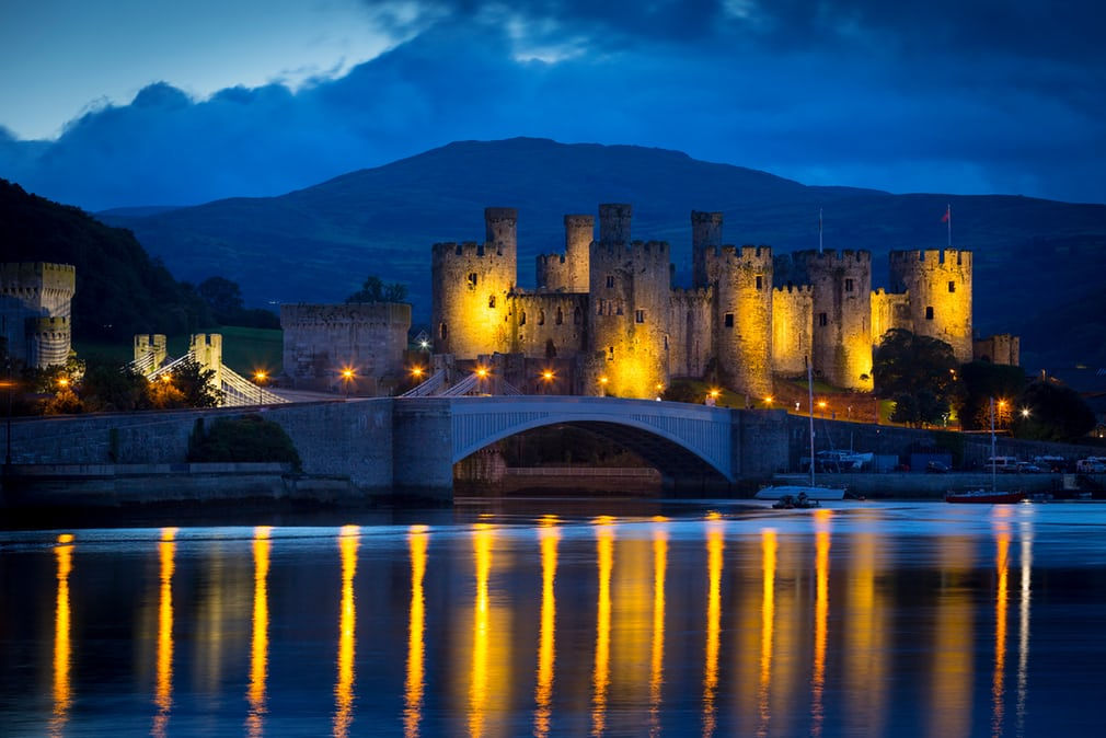   Lâu đài Conwy (Áo) thắp đèn vàng để ăn mừng chiến thắng của tay đua Geraint Thomas tại giải Tour de France 2018. Thomas trở thành người đầu tiên của xứ Wales giành Áo vàng tại sân chơi này.  