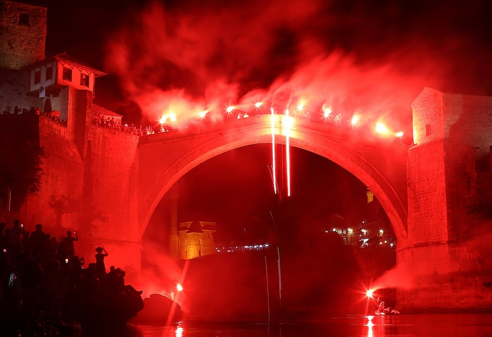   Hình ảnh cây cầu Old trong cuộc thi lặn truyền thống lần thứ 452 ở Mostar, Bosnia hôm 29/7/2018. Thí sinh tham dự cuộc thi phải nhảy từ cây cầu cao 24 mét này để thử thách lòng dũng cảm.  