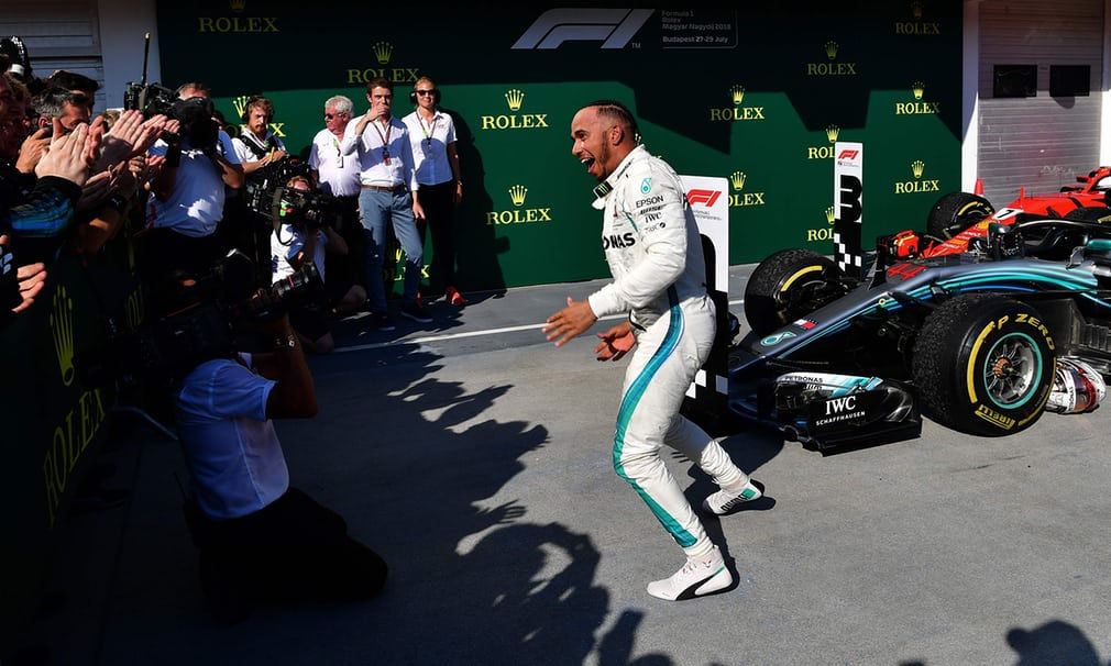   Tay đua Lewis Hamilton ăn mừng sau khi giành chiến thắng giải Formula One Hungary Grand Prix tại vòng đua Hungaroring.  