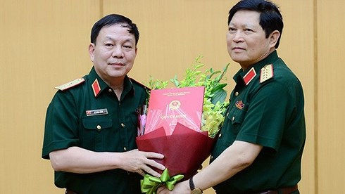 Đại tướng Ngô Xuân Lịch (phải) trao quyết định bổ nhiệm chức vụ Chủ tịch kiêm Tổng giám đốc Tập đoàn Viettel cho Thiếu tướng Lê Đăng Dũng. Ảnh: VOV