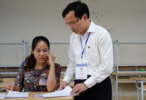 Cục trưởng Quản lý chất lượng (Bộ Giáo dục và Đào tạo) Mai Văn Trinh kiểm tra công tác chấm thi tại Hoà Bình. Ảnh: Quỳnh Trang/VNE
