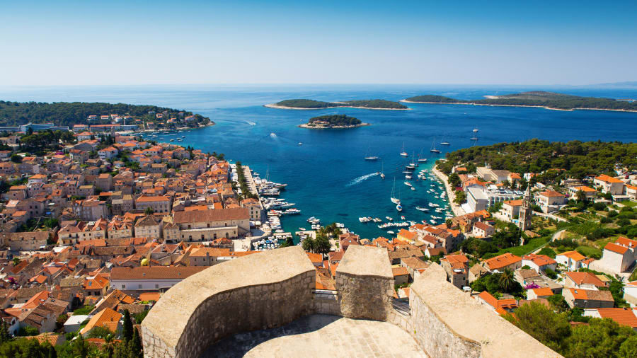   Bờ biển Dalmatian, Croatia: Rải rác các thị trấn có tường bao quanh, bãi biển này đầy đá cuội và những tàn tích La Mã còn được bảo tồn cho đến ngày nay, bờ biển Adriatic của Croatia là một trong những bờ biển tuyệt đẹp nhất châu Âu.  