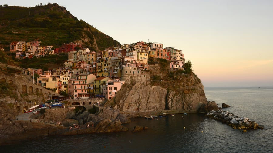   Cinque Terre, Ý: Bờ biển lộng lẫy của Ý với một cụm năm ngôi làng cổ nằm ở ven biển.  