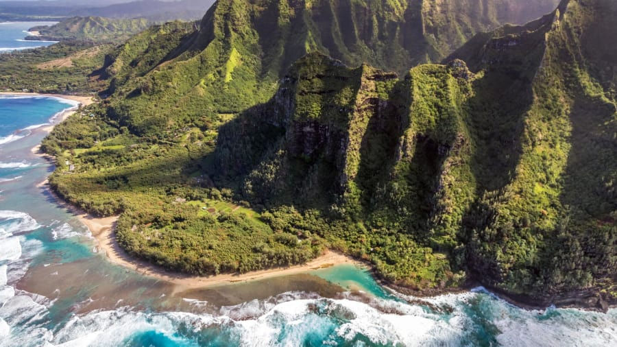   Bờ biển Nā Pali, Hawaii: Bờ biển ấn tượng này đóng vai trò là nền tảng cho cả phim 