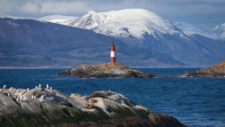   Beagle Channel, Chile và Argentina: Được đặt tên theo con tàu Hải quân Hoàng gia đã đưa Charles Darwin đi khám phá toàn cầu.   