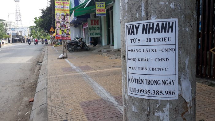 Tờ rao cho vay dán khắp nơi ở Bình Thuận. (Ảnh: Zing) 
