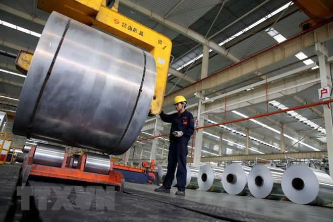 Công nhân làm việc tại một nhà máy sản xuất nhôm ở Hoài Bắc, tỉnh An Huy, Trung Quốc. Ảnh: AFP/TTXVN