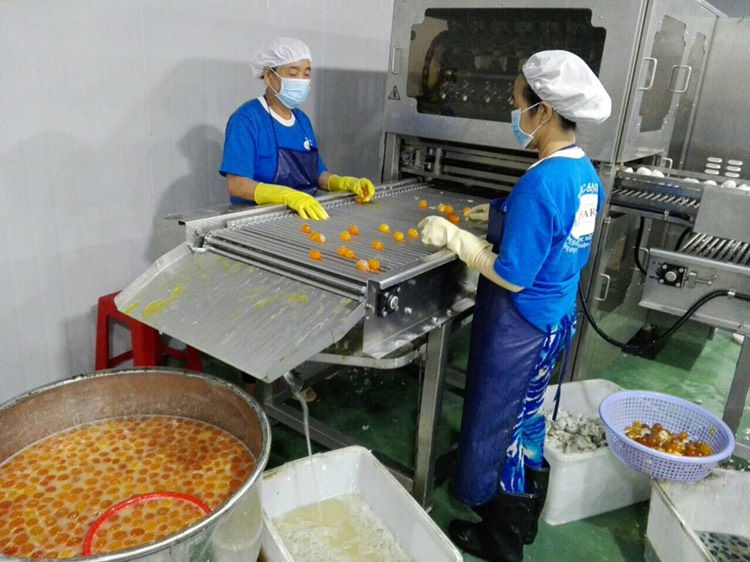 Trứng vịt muối - nguyên liệu cho các doanh nghiệp sản xuất bánh kẹo mùa Trung thu.