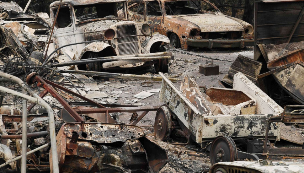   Đống sắt vụ từ những chiếc ô tô bị ngon lửa thiêu hủy ở khu phố Keswick.  