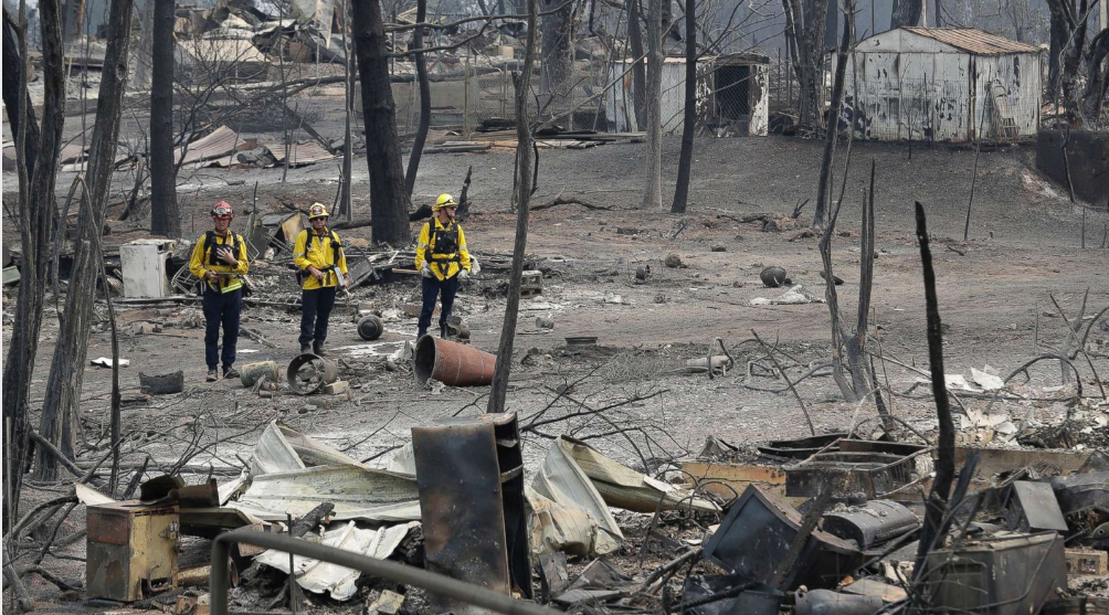   Các nhân viên cứu hỏa của quận San Bernardino đánh giá thiệt hại cho những vùng lân cận sau khi bị đám cháy hoành hành, ở Keswick, California.  