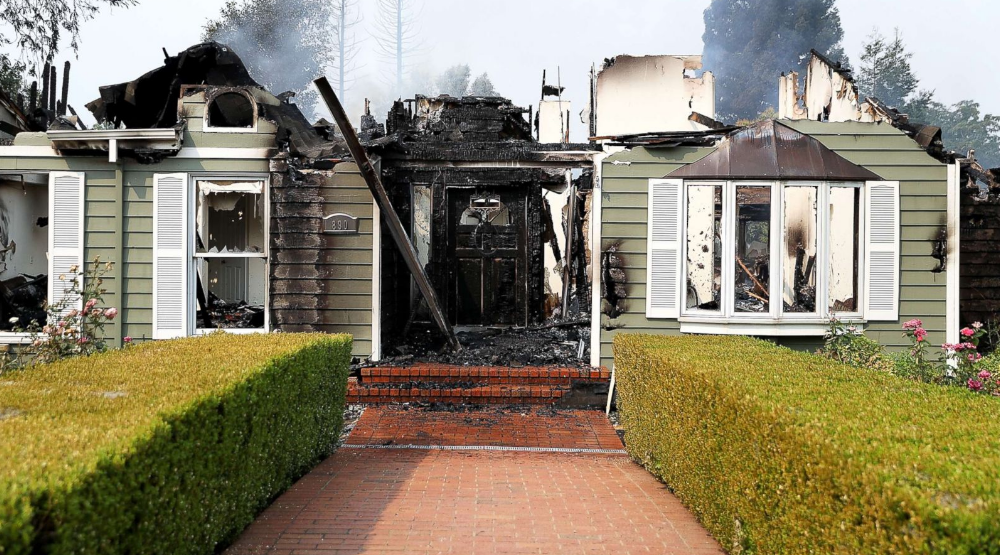   Ngôi nhà như một đống đổ nát sau khi bị đám cháy tàn phá.  