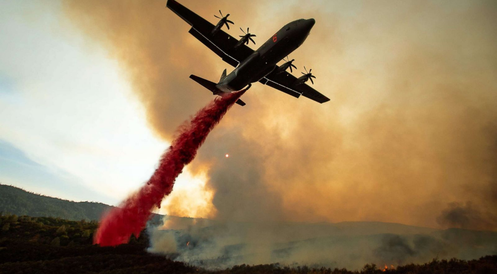 Một máy bay chở khí để ngăn chặn đám cháy ở dọc theo đường High Valley Rd gần Clearlake Oaks, California vào hôm 5/8/2018. Hàng nghìn người đã được sơ tán vì đám cháy đã tràn ra khắp tiểu bang.