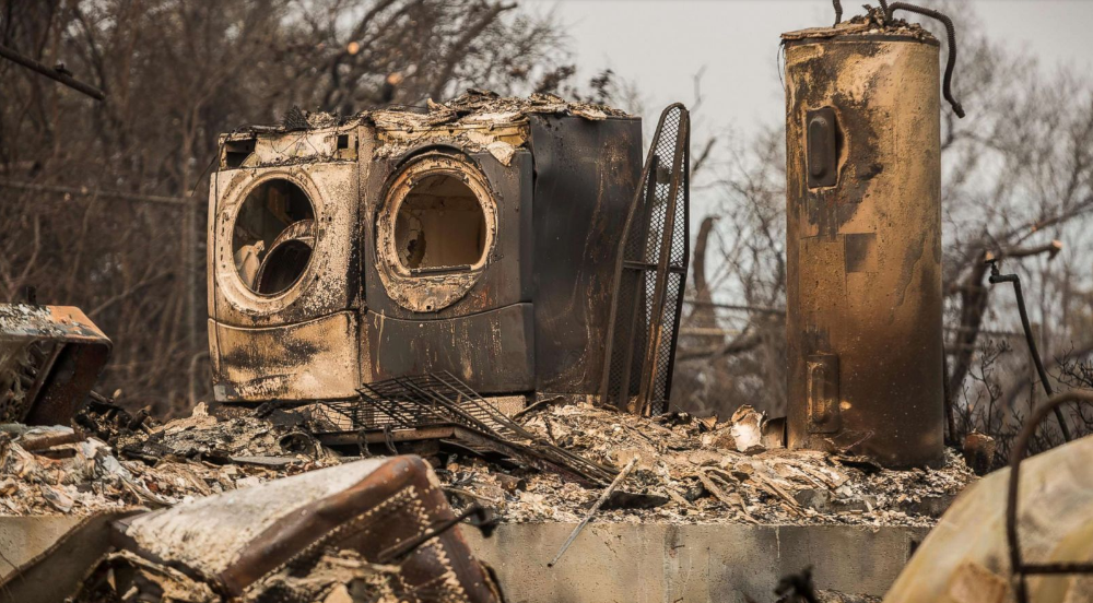   Những đồ dùng gia đình còn sót lại sau khi đám cháy đi qua một căn nhà ở Redding, California.  