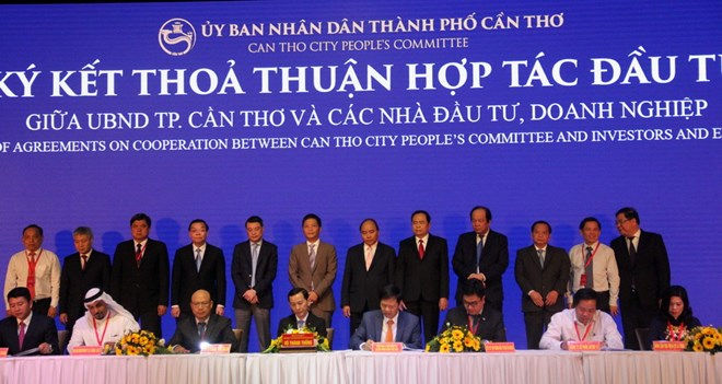 Các đại biểu ký kết hợp tác đầu tư với Ủy ban Nhân dân thành phố Cần Thơ. 