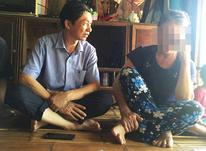 Đại diện Bộ Y tế thăm hỏi một người bệnh HIV tại xã Kim Thượng. Ảnh: VnExpress  