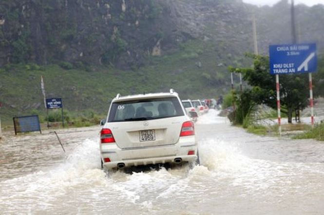 Xe đi qua vùng ngập nước, bên cạnh thiết kế của xe thì đòi hỏi người lái phải có kỹ năng.