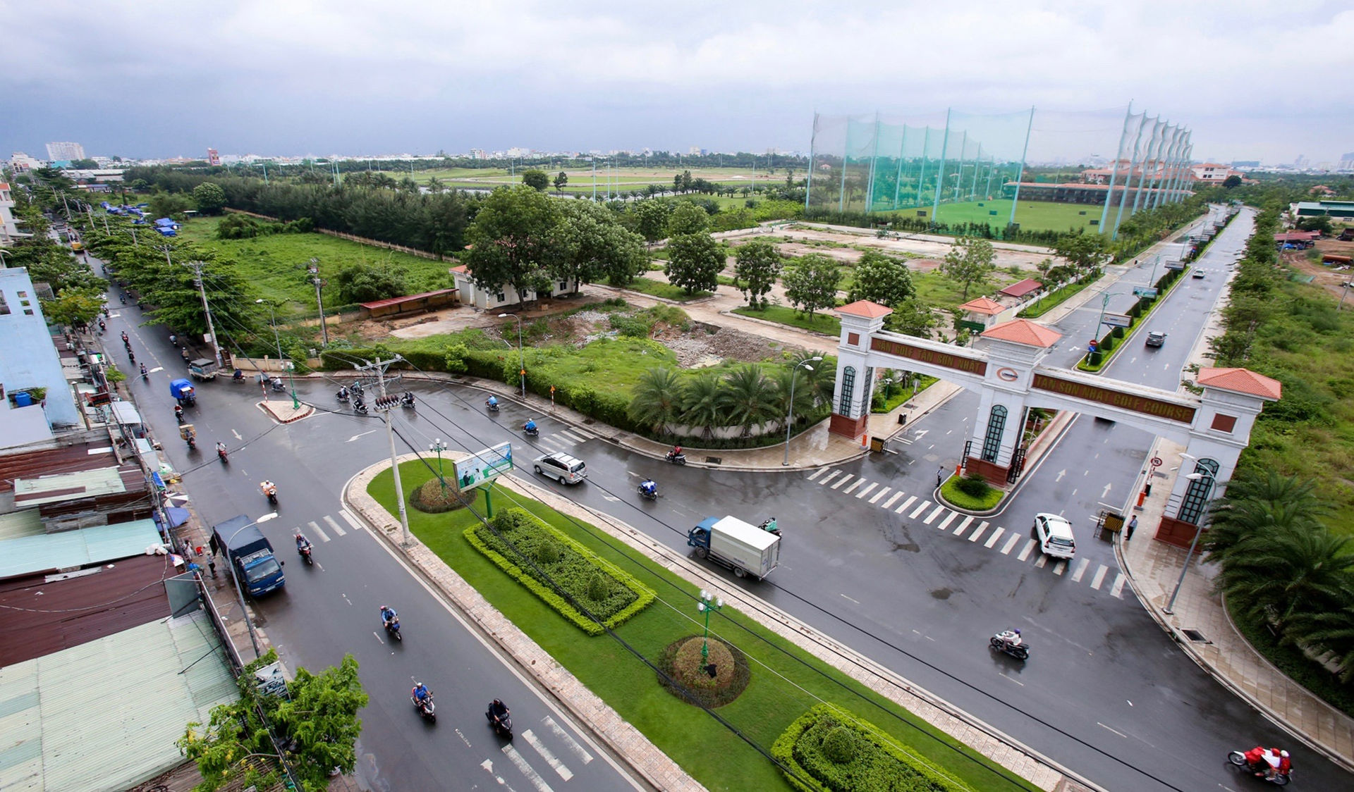 Đường Phạm Văn Bạch chỉ có 4 làn đường ở phía trước sân golf Tân Sơn Nhất, còn lại bị nút thắt cổ chai đoạn giáp đường Quang Trung.