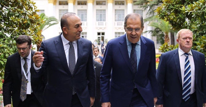 Ngoại trưởng Thổ Nhĩ Kỳ (trái) cùng với người đồng cấp Nga Sergei Lavrov. Ảnh DHA