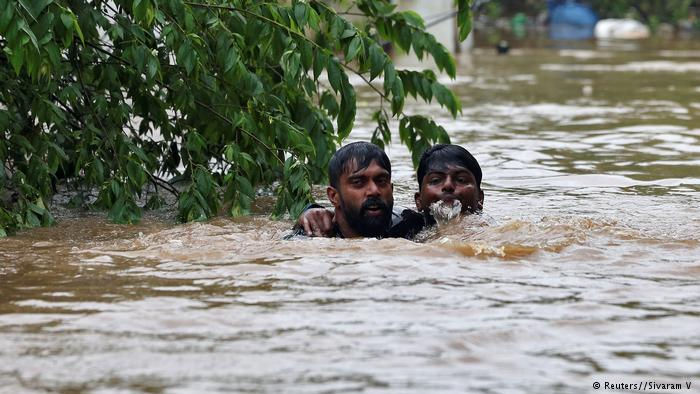 Mưa lớn đã gây ra lũ quét và lở đất ở bang Kerala phía nam Ấn Độ làm hơn 200.000 người đã bị buộc phải trú ẩn trong các trại tạm bợ.