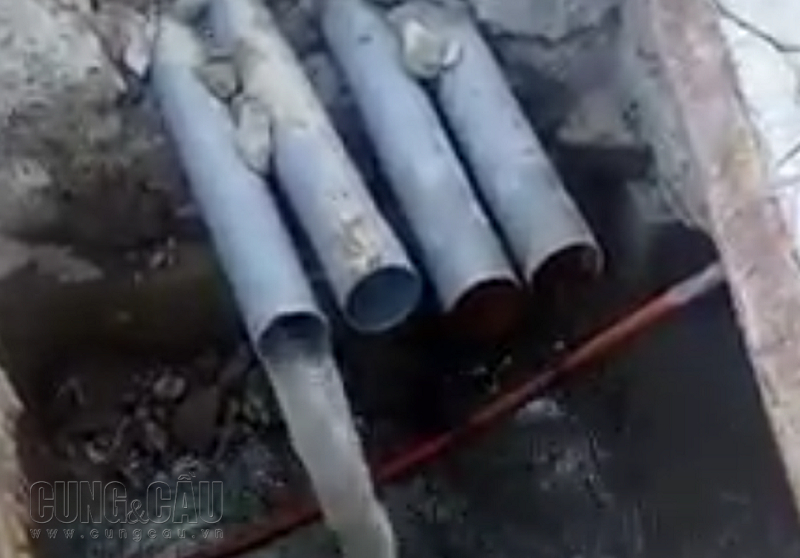Bốn ống nước thải xả thẳng ra biển sau khi bị cơ quan chức năng phát hiện đã yêu cầu ngừng ngay việc xả thải này.