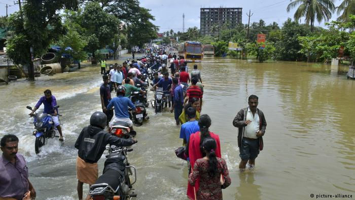 Nhiều làng mạc ở bang Kerala chìm trong biển nước. Quân đội và các lực lượng cứu hộ phải sơ tán hàng trăm ngàn người đến nơi an toàn.