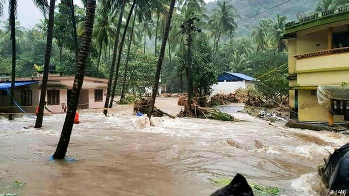 Lượng mưa năm nay cao hơn 37% so với mọi năm. Mưa lớn từ tháng 6 - 9 gây ra hàng trăm cái chết cho người Ấn Độ mỗi năm.