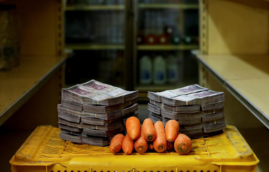 Một kg cà rốt với giá 3 triệu bolivars (0,40 EUR).