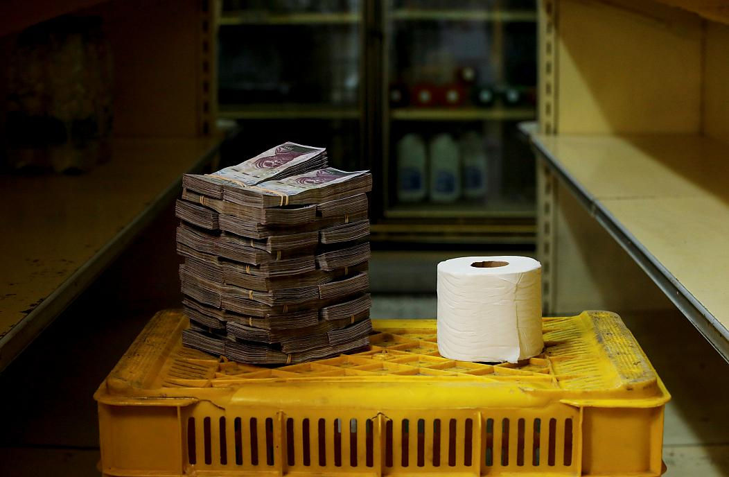 Hãy trả 12,6 triệu bolivars (0,35 EUR) nếu muốn mua một cuộn giấy vệ sinh