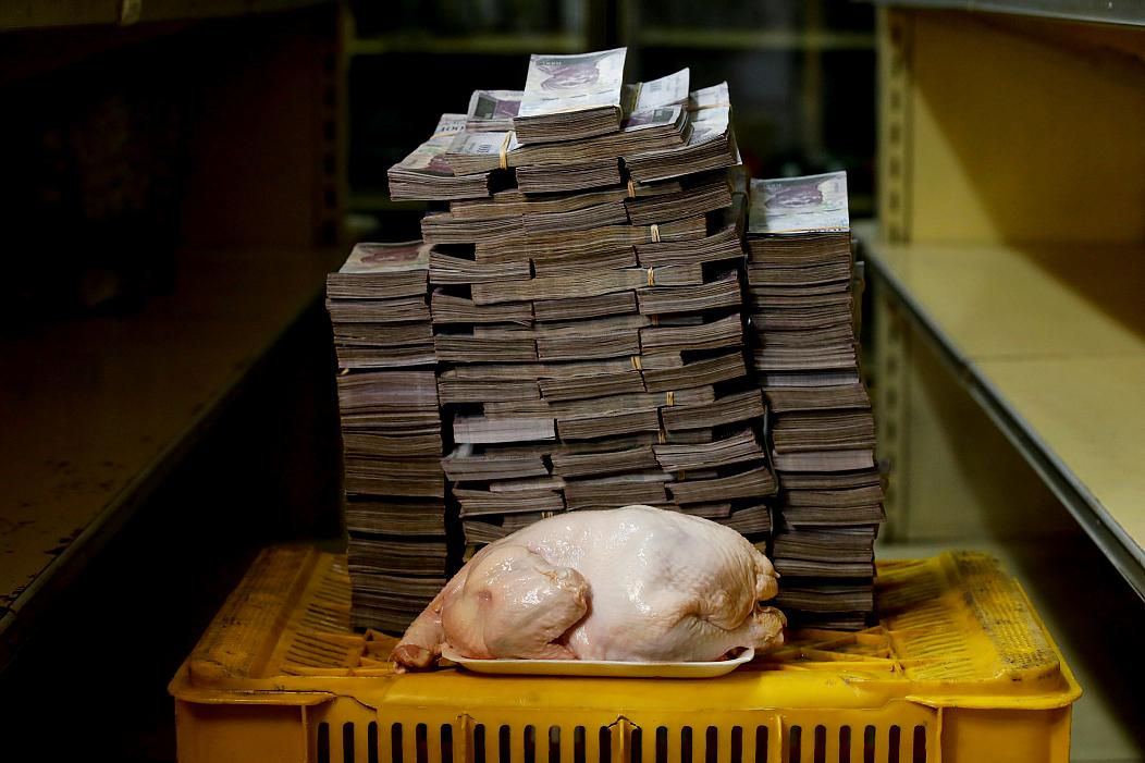 Bạn sẽ cần phải bỏ ra 14,6 triệu bolivars (1,94 EUR) để đổi lấy một một con gà nặng 2,4 kg.