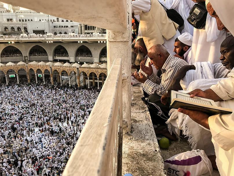 Để thực hiện Haji, nhiều tín đồ có khi phải tiết kiệm tiền cả đời bởi chi phí đi lại, ăn ở trong 4 ngày ở Saudi Arabia rất tốn kém.  
