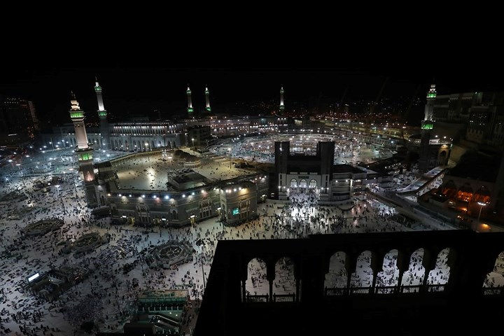 Toàn cảnh thánh đường Masjid al-Haram lúc về đêm trong những ngày hành hương.  