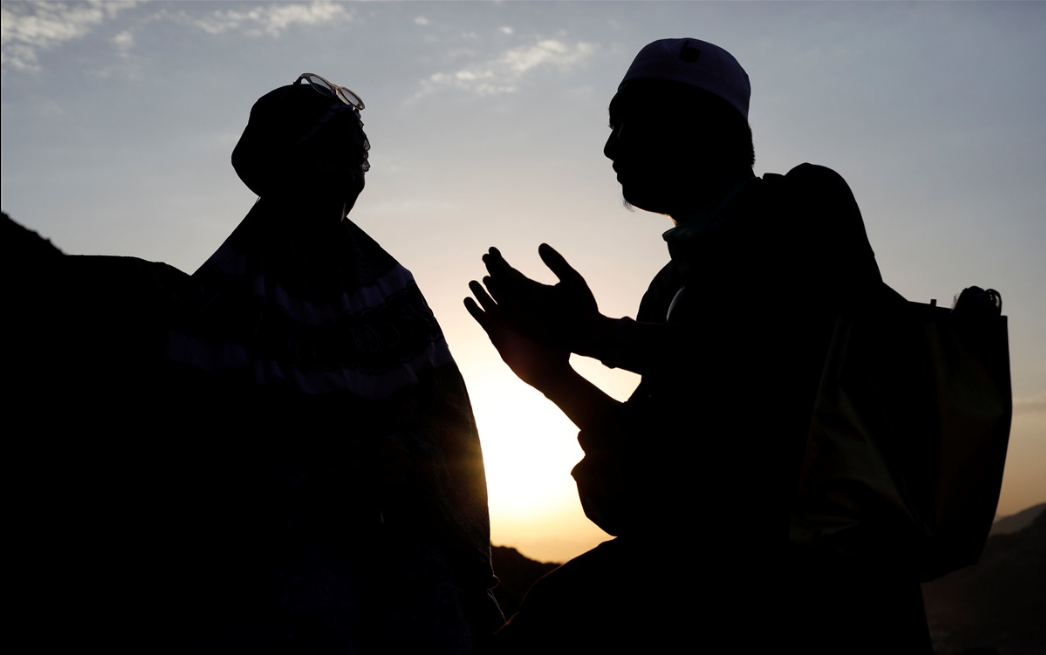 Hình ảnh những người cầu nguyện trên núi Jabal al-Nour.  
