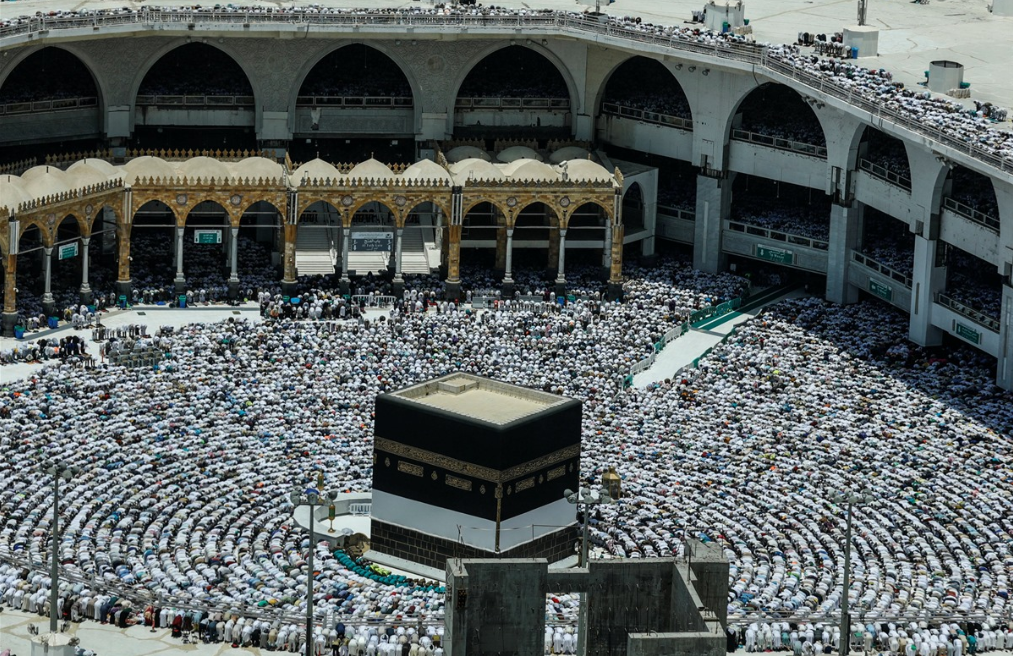 Tại Đại Thánh đường ở Mecca, người tham gia lễ sẽ đi vòng quanh cấu trúc đá Ka’bah, nơi được xem là linh thiêng nhất. Họ xếp hàng và đi 7 vòng ngược chiều kim đồng hồ, lần lượt chạm tay lên mặt đá để cầu nguyện.  