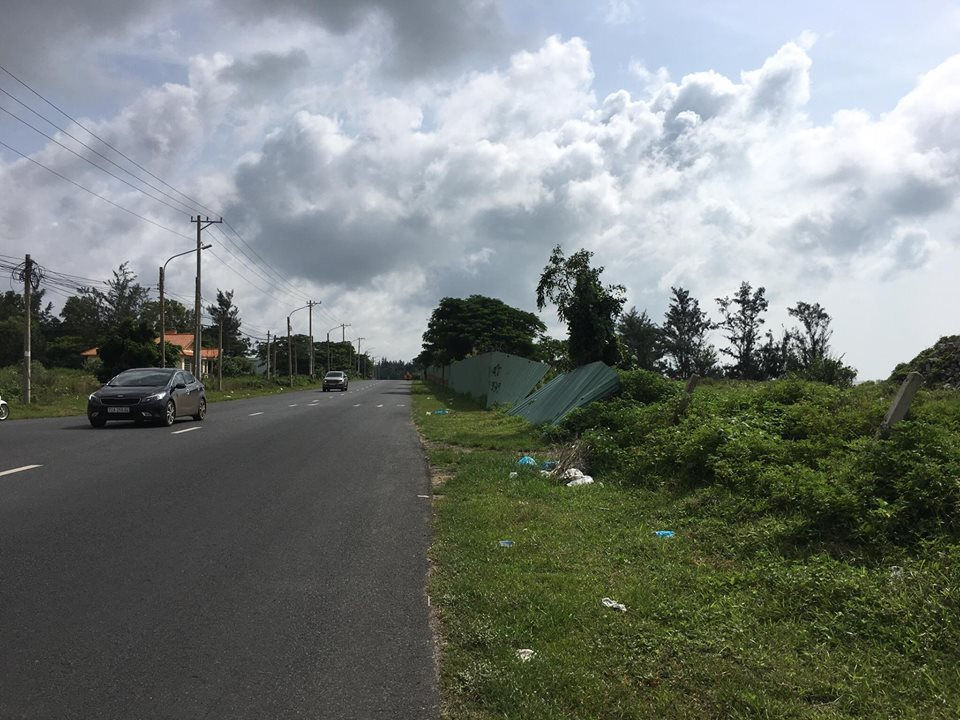 Dự án này dài hàng cây số mặt tiền tỉnh lộ 44, nhưng không thi công và bỏ hoang, cây dại mọc um tùm.