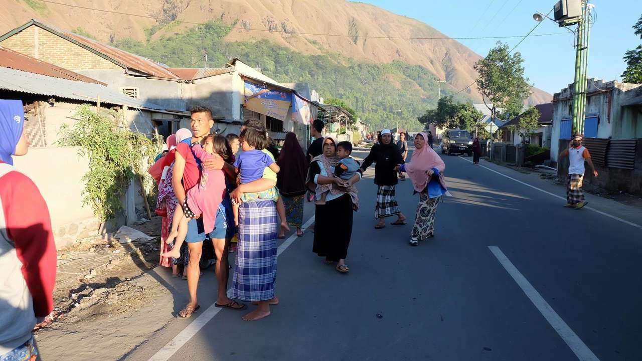Người dân đổ ra đường sau trận động đất.