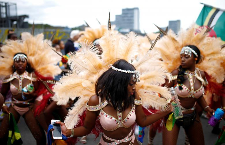 Trong lễ hội Nottinh Hill Carnival, các vũ công sẽ diện những trang phục màu sắc rực rỡ, nhảy những vũ điệu đẹp mắt. Ảnh: Reuters
