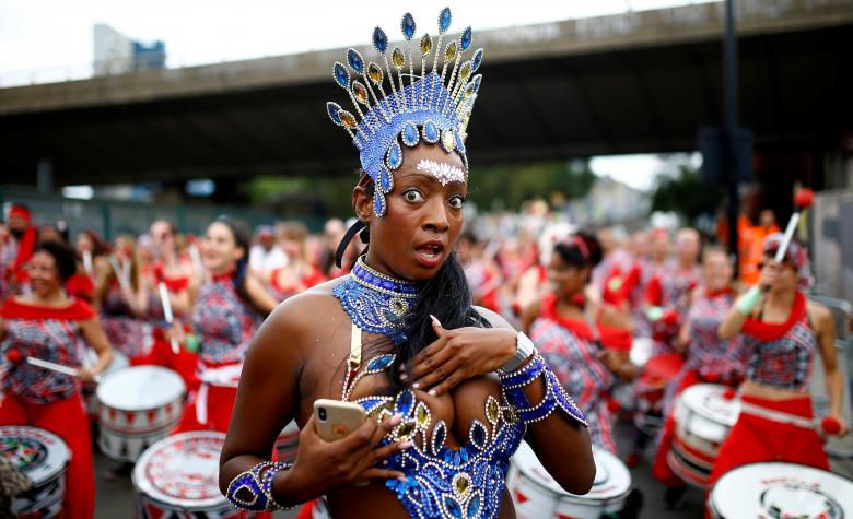 Một trong những nhân vật tham gia lễ hội Nottinh Hill Carnival ở London. Ảnh: Reuters