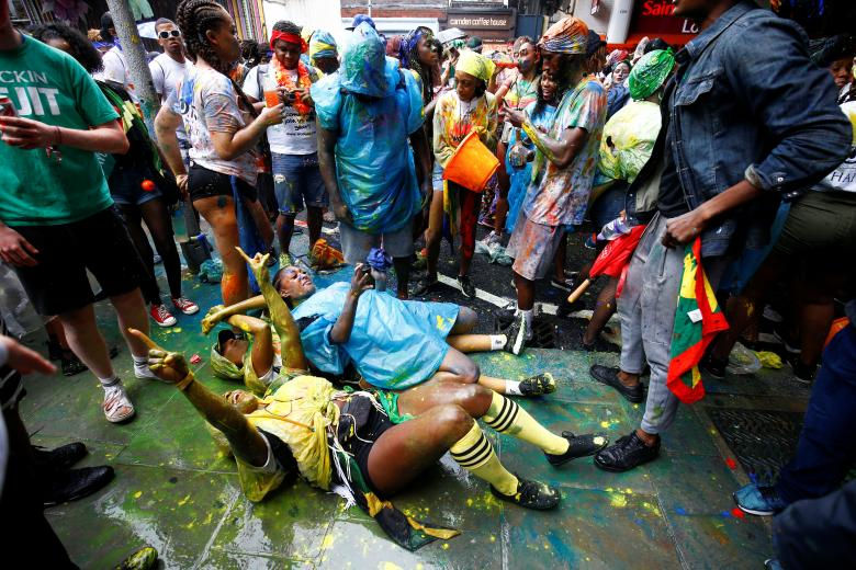 Mọi người vui chơi sổi nổi tại lễ hội Nottinh Hill Carnival. Ảnh: Reuters  