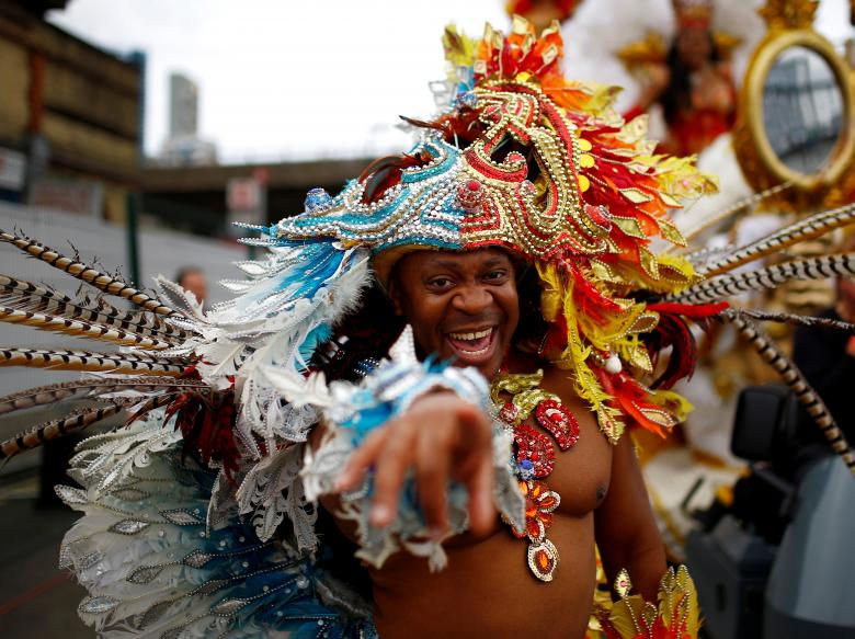 Du khách theo dõi chương trình lễ hội Notting Hill Carnival từ quán bar, ban công và dọc theo những tuyến đường có đoàn diễu hành đi qua.  Ảnh: Reuters  