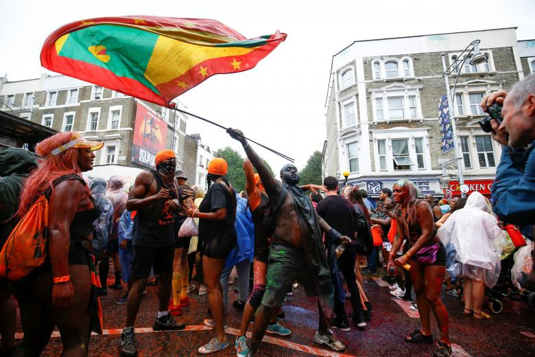 Mọi người kéo nhau xuống phố để tham gia lễ hội Nottinh Hill Carnival. Ảnh: Reuters