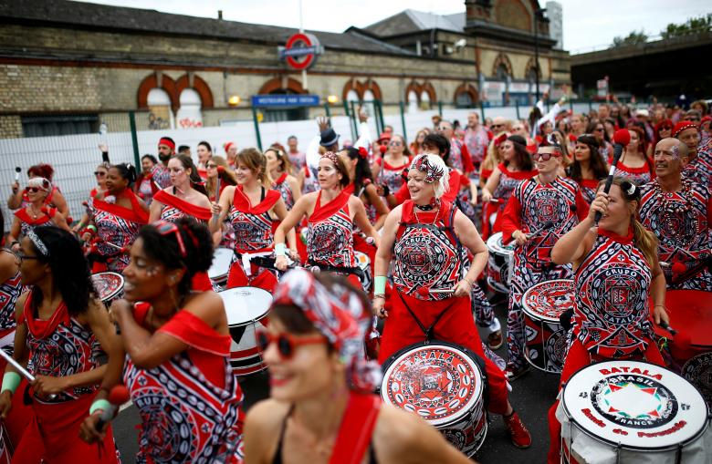   Năm nay, ước tính có đến 1 triệu khách tham dự lễ hội, đông như một biển người trên các con phố Nottinh Hill. Ảnh: Reuters  