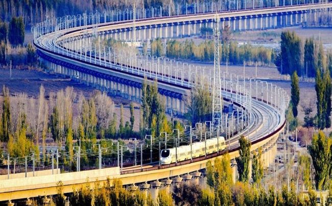 Tuyến đường sắt cao tốc Lan Châu-Tân Cương, đoạn chạy qua khu tự trị Tân Cương.