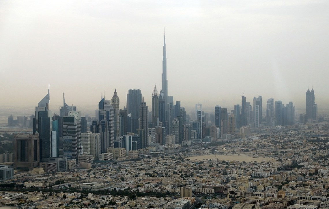   Burj Khalifa nhìn thấy cùng với các tòa tháp khác ở Downtown Dubai.  
