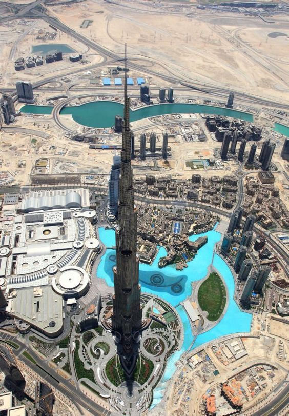   Từ góc nhìn xuống Burj Khalifa.  