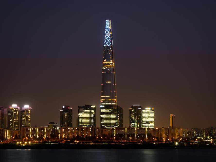 Lotte World Tower nhìn từ sông Hàn.  