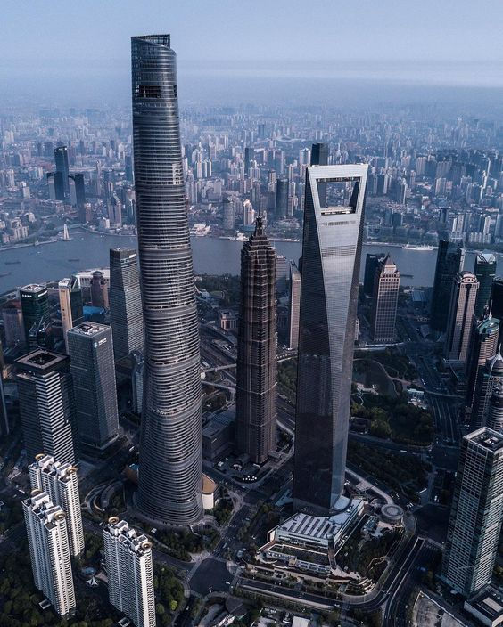 Tháp Thượng Hải nằm ở quận Lujiazui của Thượng Hải, cùng với Trung tâm Tài chính Thế giới Thượng Hải và Tháp Jin Mao cùng một số tòa nhà chọc trời khác.  