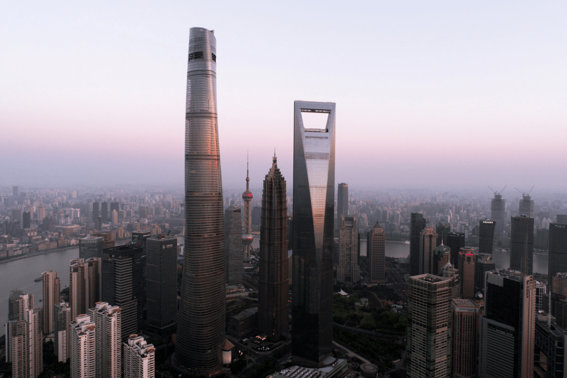 Tháp Thượng Hải với hai cao ốc khác của Thượng Hải.