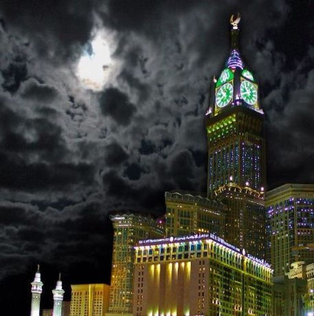 Khung cảnh đêm quyến rũ của Abraj Al Bait.  