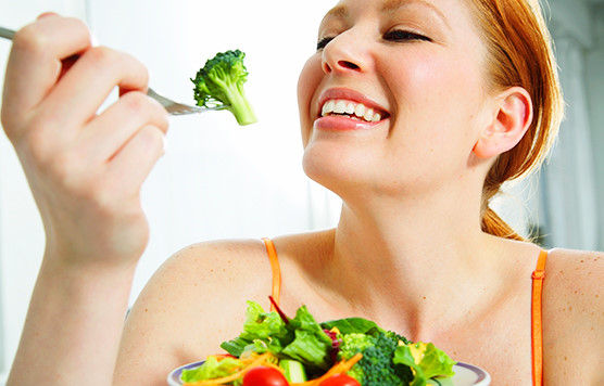 Nên ăn nhiều rau xanh để tăng cường sức đề kháng cho cơ thể. 