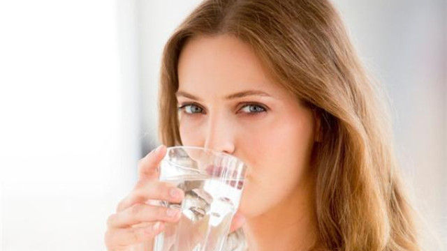 Nên uống đủ nước ngay cả khi không khát. 
